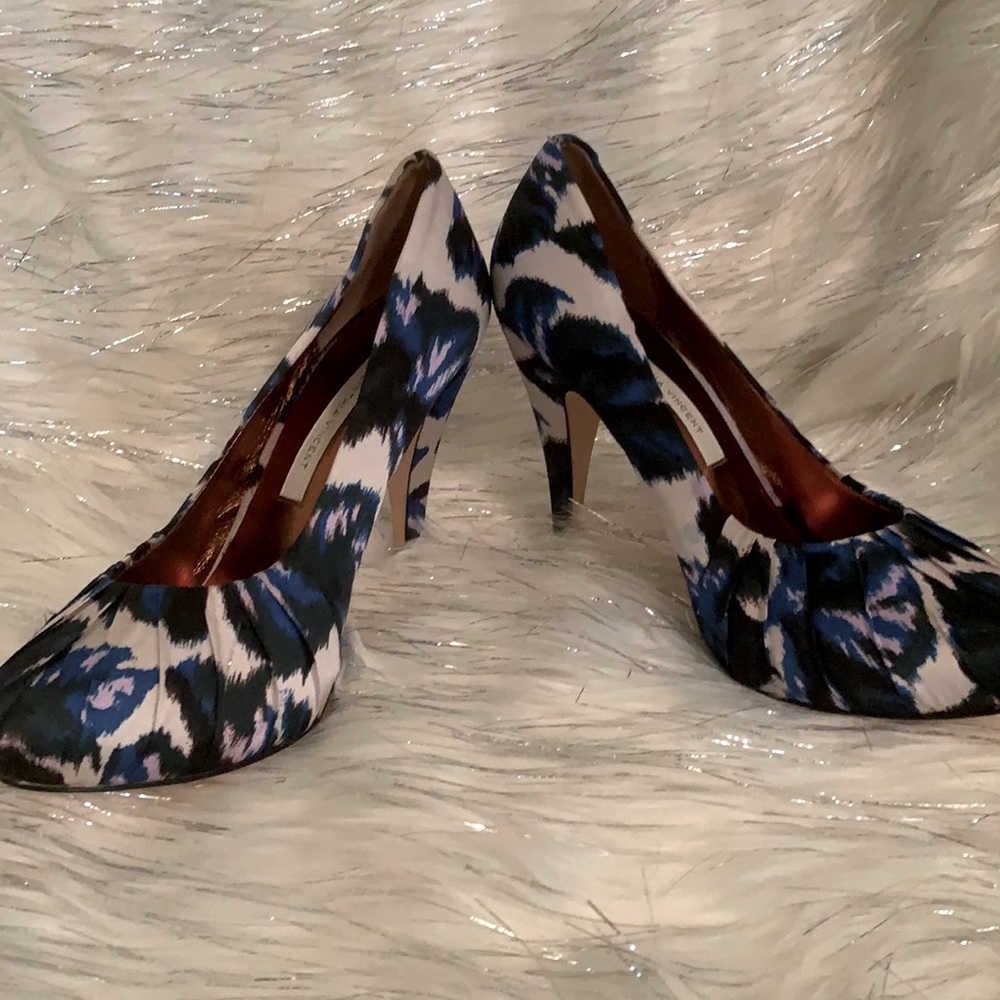 New Cynthia Vincent silk heels size 9